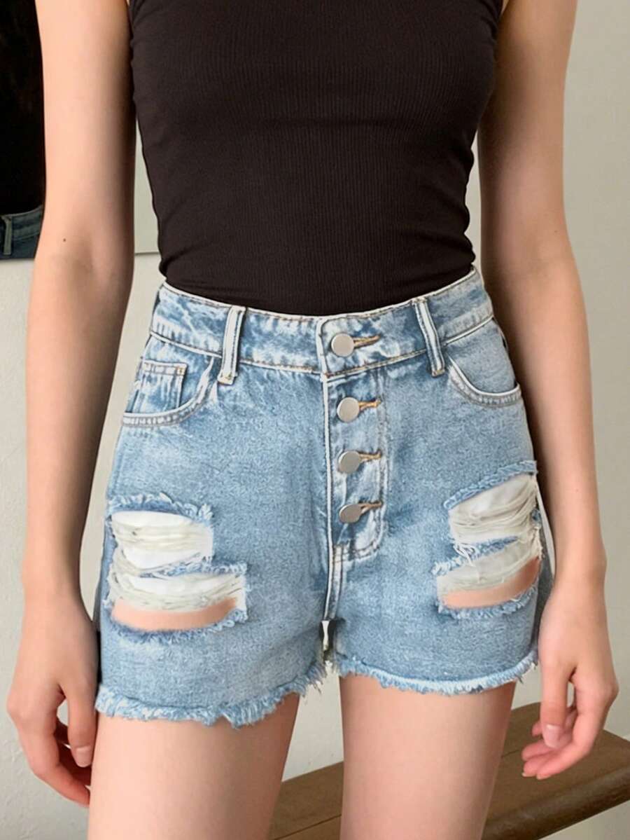 Shorts Denim Frayed - กางเกงยีนส์ขาสั้นเอวกลางสำหรับผู้หญิง แต่งขาดแบบดิสเทรส มีกระดุมด้านหน้าและกระเป๋าใช้งานได้จริง