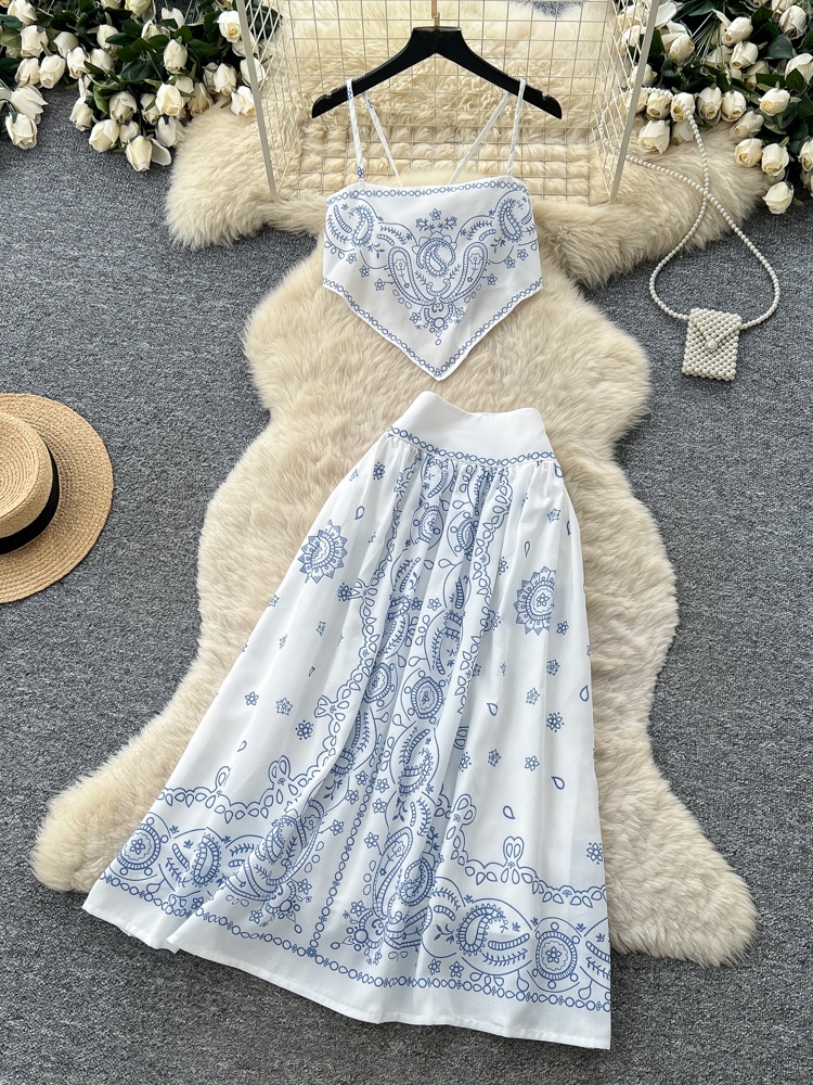 Romper Floral Print - ชุดเซ็ตสองชิ้นปักลายดอกไม้ฤดูร้อน ชุดเดรสสายคล้องคอพิมพ์ลายสีขาวแฟชั่นสำหรับผู้หญิง และเสื้อท่อนบน สไตล์ลำลองสำหรับใส่ไปทำงาน