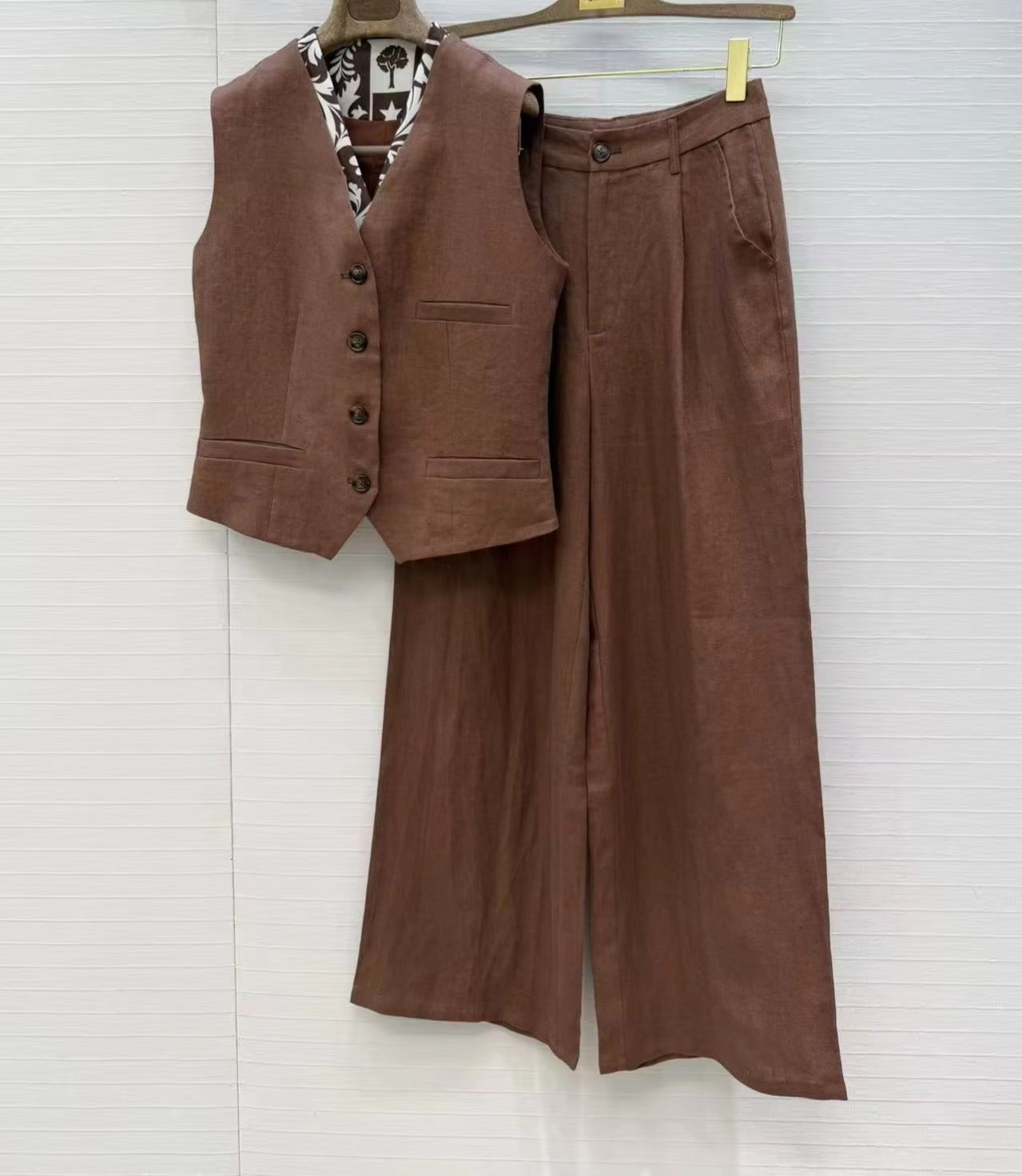 Linen Pant Wide - ชุดลำลองผ้าลินินสองชิ้นของคุณชายชื่อเฉียน ประกอบด้วยเสื้อสเวตเตอร์คอวีพิมพ์ลายปะติด และกางเกงขายาวเอวสูงทรงขากว้าง - ชุดเสื้อผ้าที่ดูสง่างาม