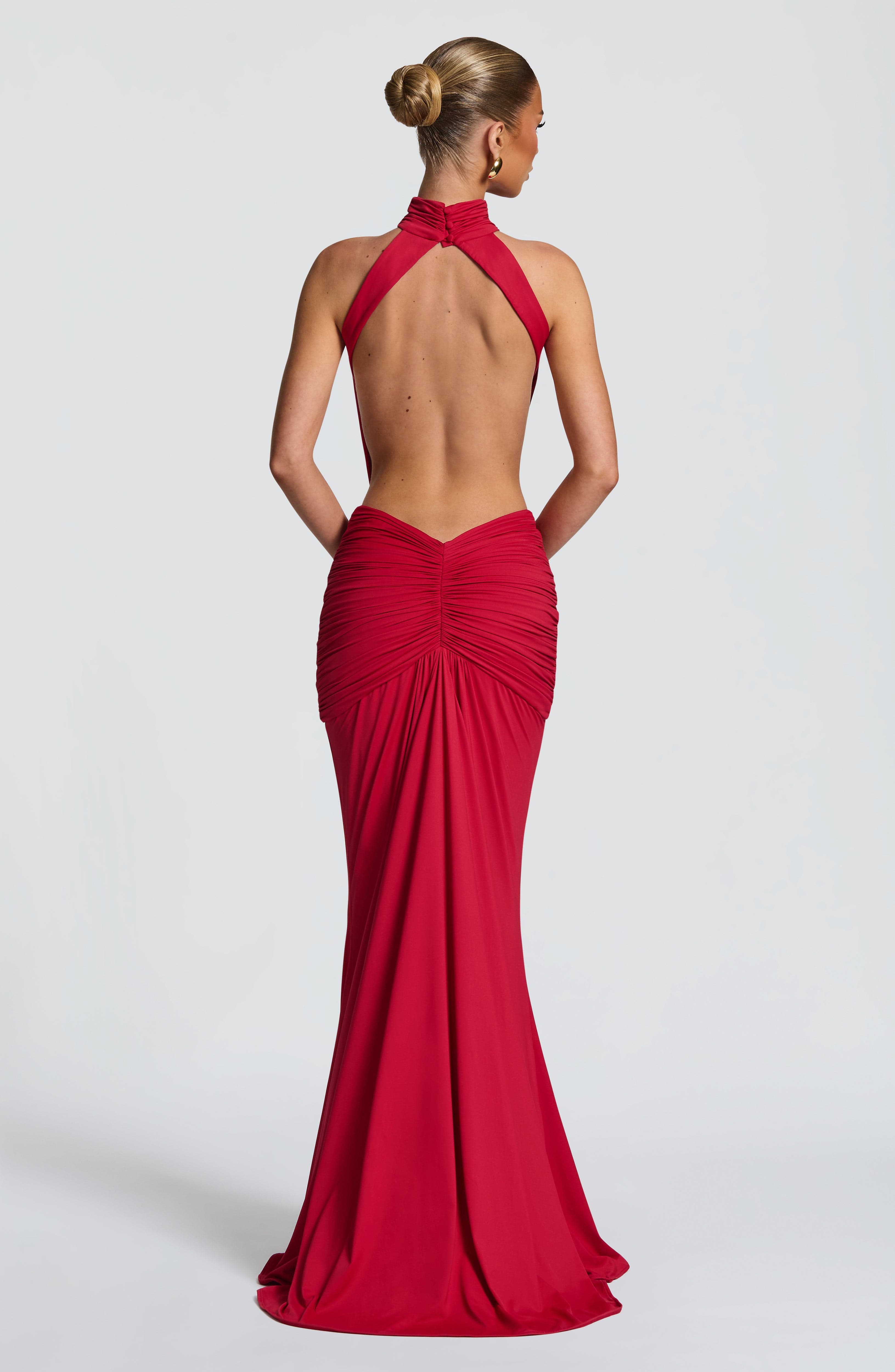 Maxi Dress Halter - เดรสยาวทรงเมอร์เมดแบบผูกคอ คอสูง ดีไซน์เว้าช่วงเอว โชว์หลัง พร้อมดีเทลจับจีบและผ้าพลิ้ว เหมาะสำหรับงานเลี้ยงหรือโอกาสสบายๆ
