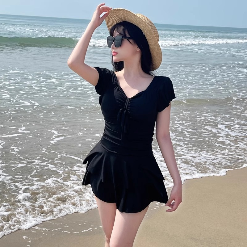 Swimsuit Bikini Ruched - ชุดว่ายน้ำวันพีซคอวีสีแดงสำหรับผู้หญิง แขนสั้น ผูกด้านหน้า จับจีบระบายสองชั้น ชุดว่ายน้ำสำหรับวันหยุดพักผ่อนที่ชายหาด