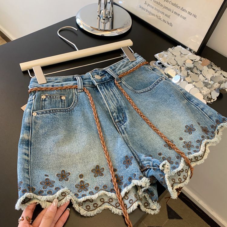 Shorts Denim Frayed - กางเกงยีนส์ขาสั้นสไตล์วินเทจ ระบายอากาศได้ดี เอวสูง ขอบรุ่ย แต่งลายปักดอกไม้ พร้อมเข็มขัดถัก