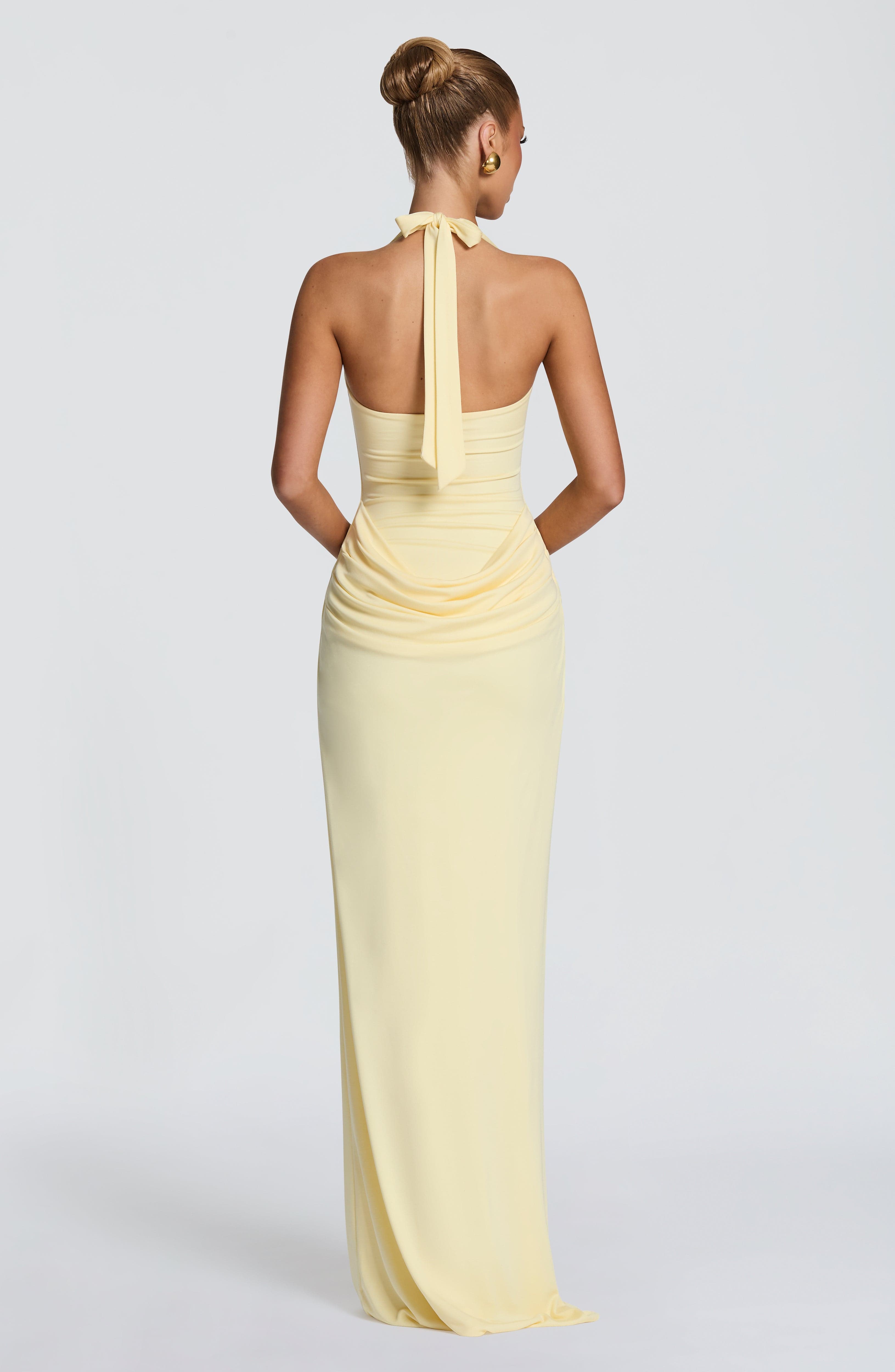 เดรสยาวคอเหลี่ยมแบบผูกคอ พร้อม - Maxi Dress Halter บทวิจารณ์และราคา